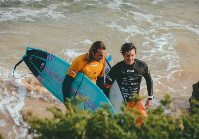  Surfistas saindo da água